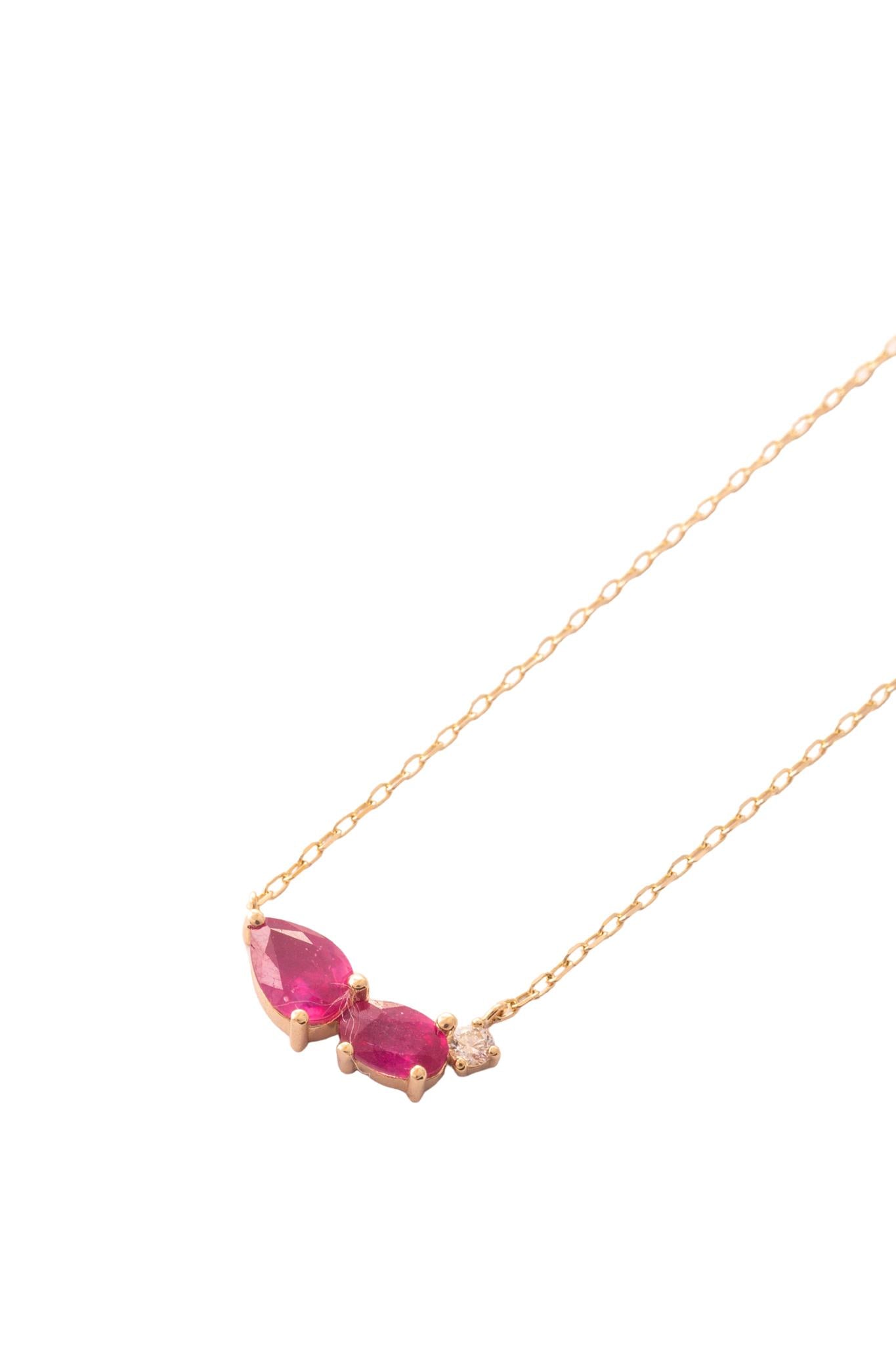 Gargantilla de oro sólido en 14 kilates con hoja doble de rubies y diamantes mubus de 0.035 cts montados sobre oro amarillo..png