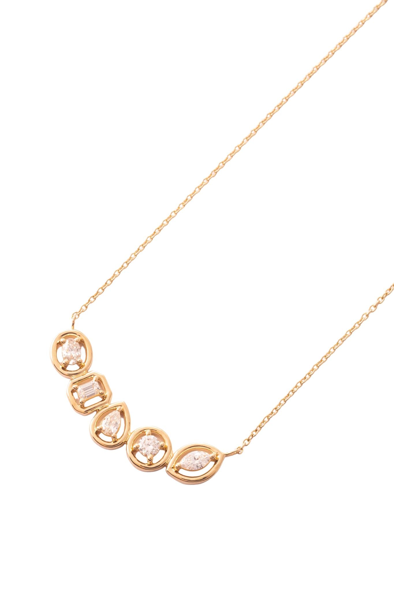 Gargantilla de oro sólido en 14 kilates con media luna de diamantes de distintas formas de 0.513 cts montados sobre bisel liso en oro amarillo de diferentes formas..png