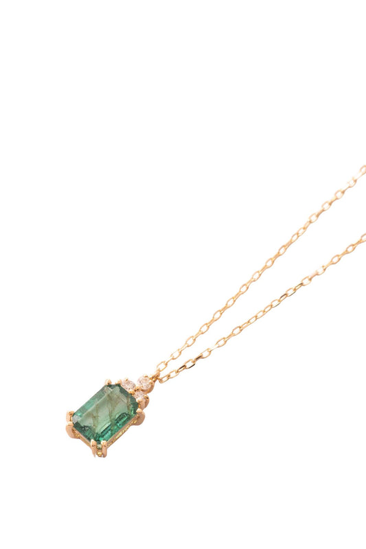 Gargantilla de oro sólido en 14 kilates con esmeralda rectangular de 1 ct y diamantes arriba de 0.045 cts montados sobre oro amarillo.