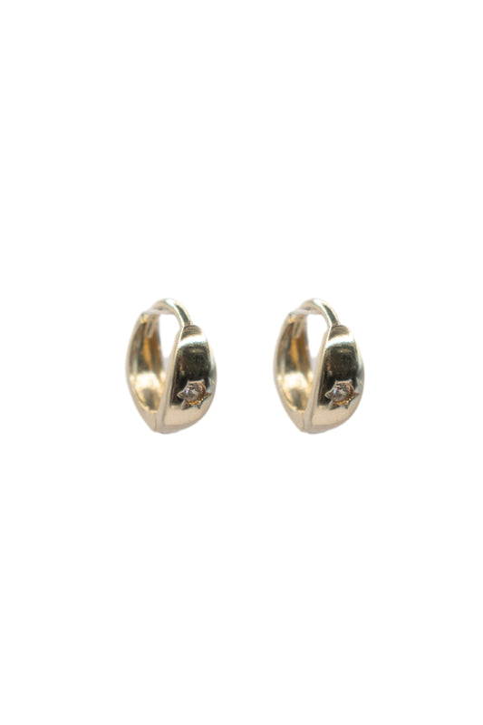 Huggie 10 kilates con estrella zirconia..png