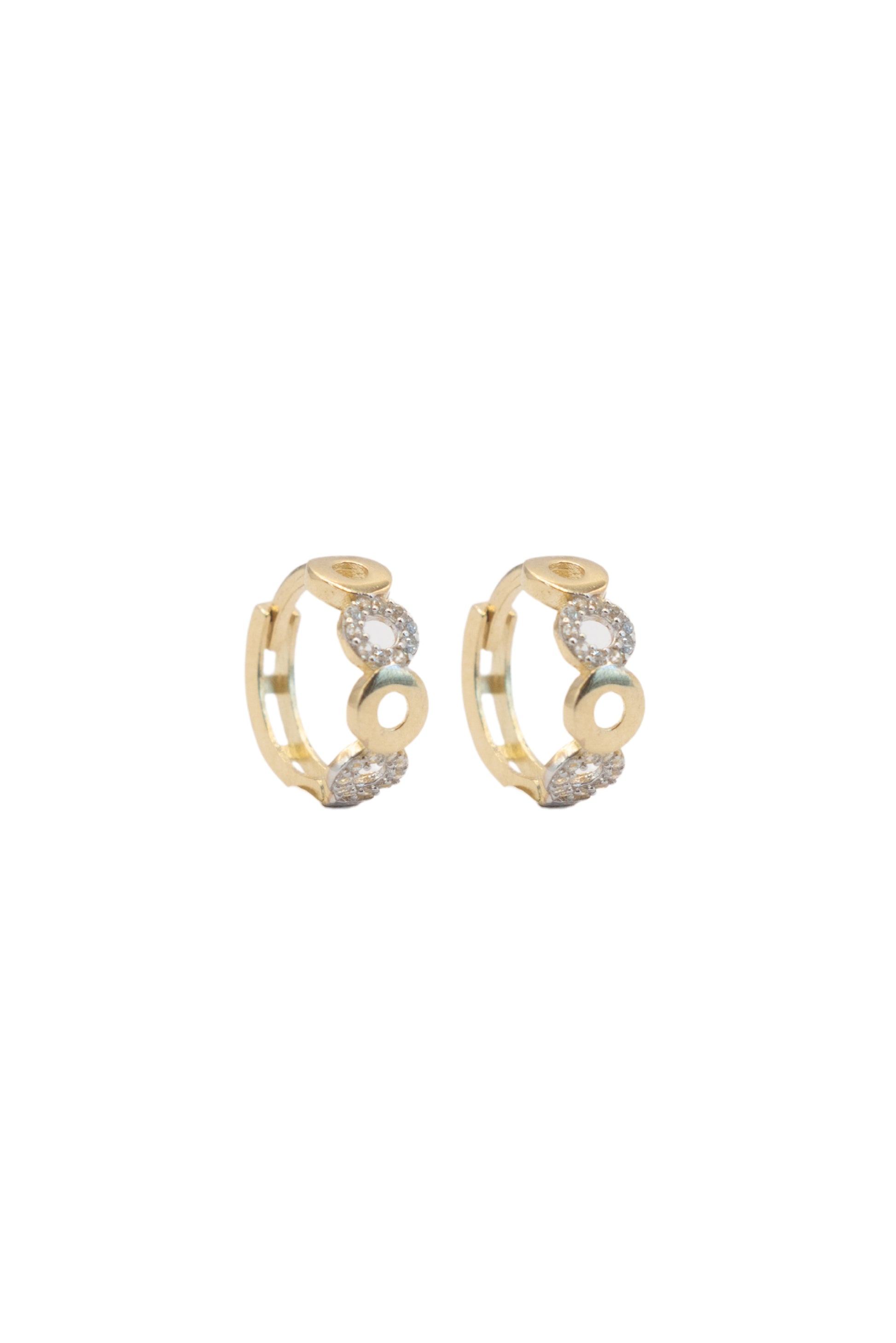 Huggie 10 kilates dijes de aros anchos en oro amarillo y tupido zirconias intercalados..png