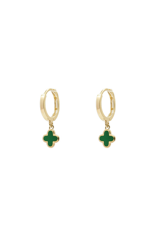 Huggie 10 kilates flor de cuatro pétalos con esmaltado verde..png