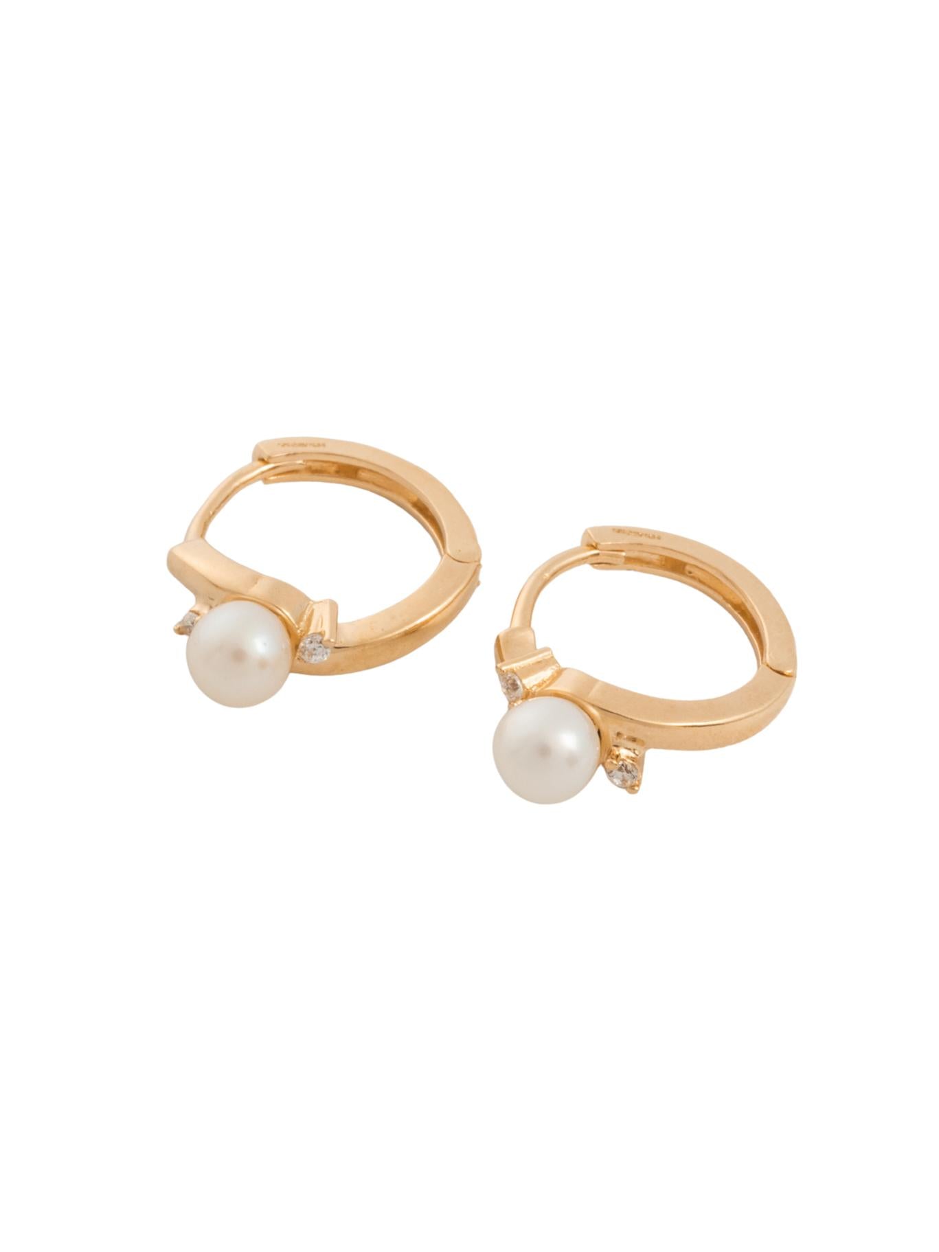 Huggie 10 kilates perla y dos zirconias a los lados.png