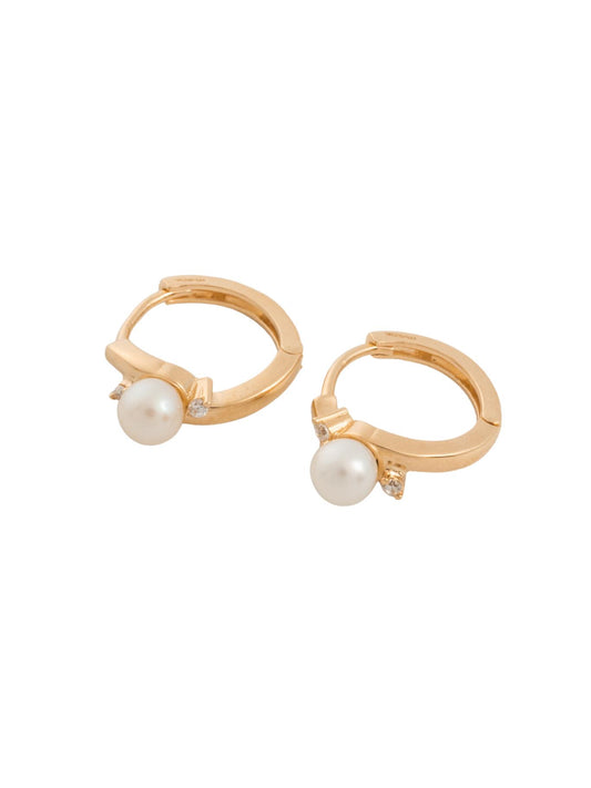 Huggie 10 kilates perla y dos zirconias a los lados.png