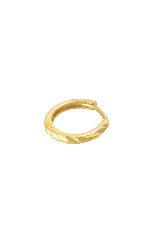 Huggie de oro solido de 10 kilates con un estilo diamantado.png