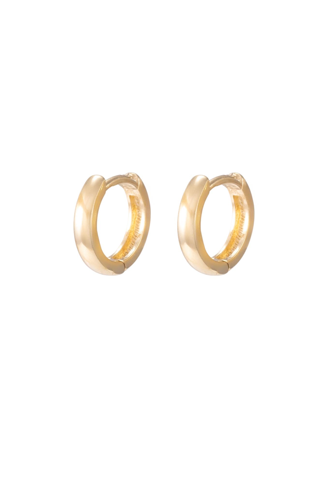 Huggie de oro sólido en 10 kilates con forma circular lisa orillas redondeada 1 cm..png