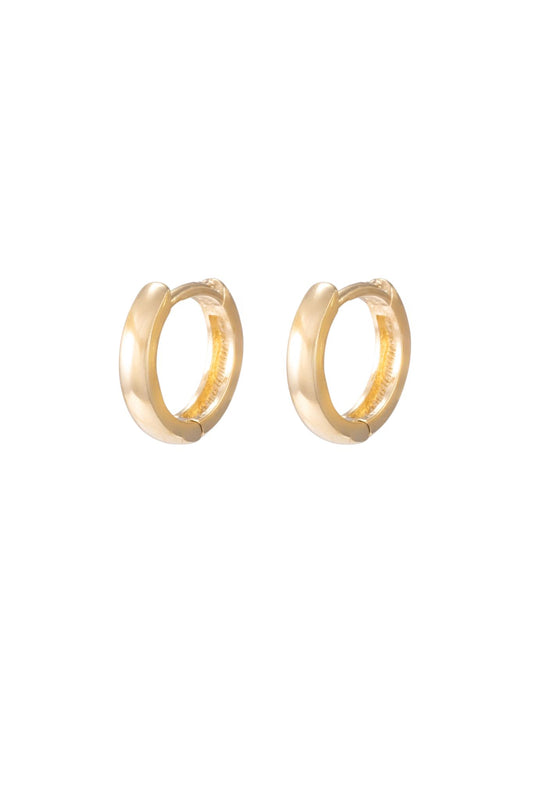 Huggie de oro sólido en 10 kilates con forma circular lisa orillas redondeada 1 cm..png