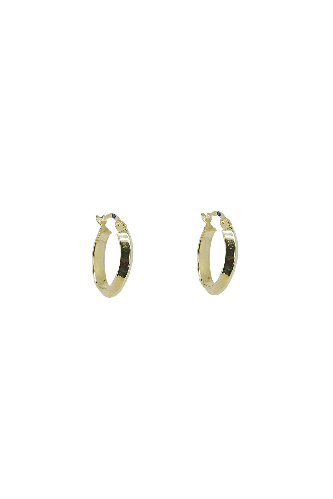 Huggie de oro sólido en 10 kilates con forma ovalada centro pico liso.png