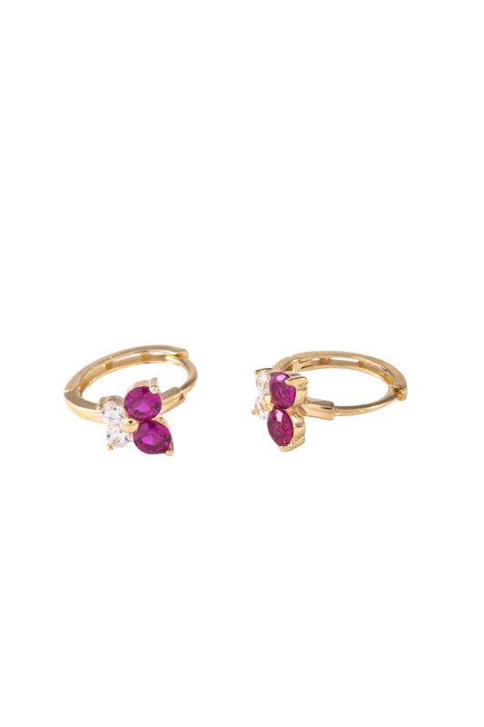 Huggie de oro sólido en 10 kilates con mariposa de zirconias rosa fucsia y blancas.png
