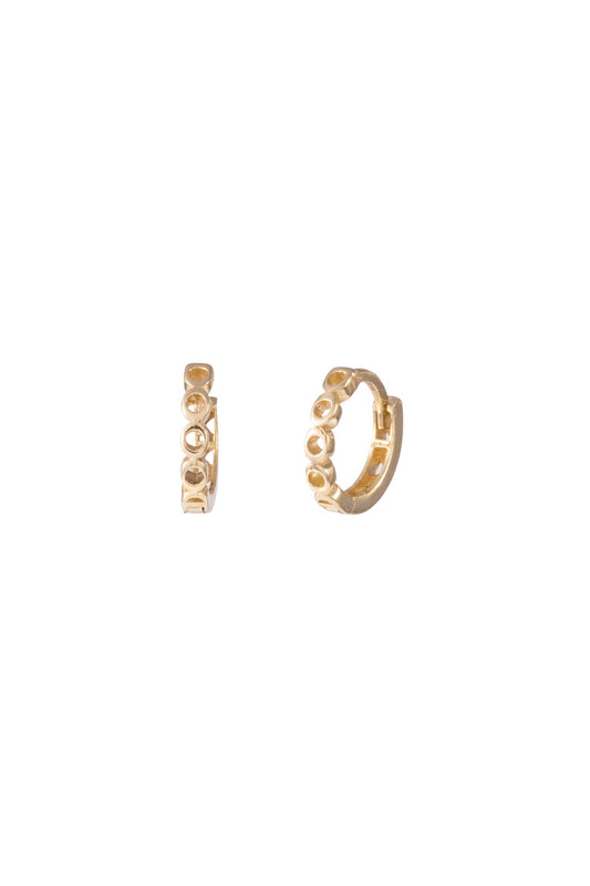 Huggie de oro sólido en 10 kilates con mitad círculos.png