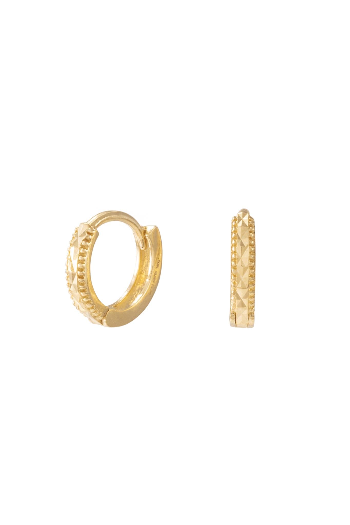 Huggie de oro sólido en 10 kilates con orillas bolitas mini lisas y centro oro amarillo diamantado..png