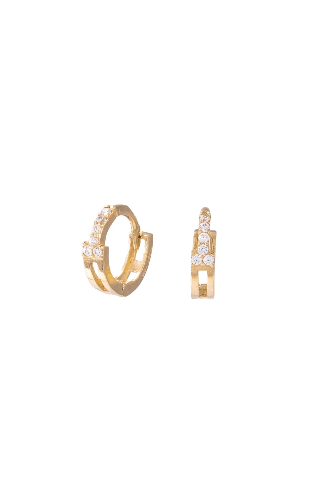 Huggie de oro sólido en 10 kilates con tamaño mini y una T de zirconias ultra fina..png