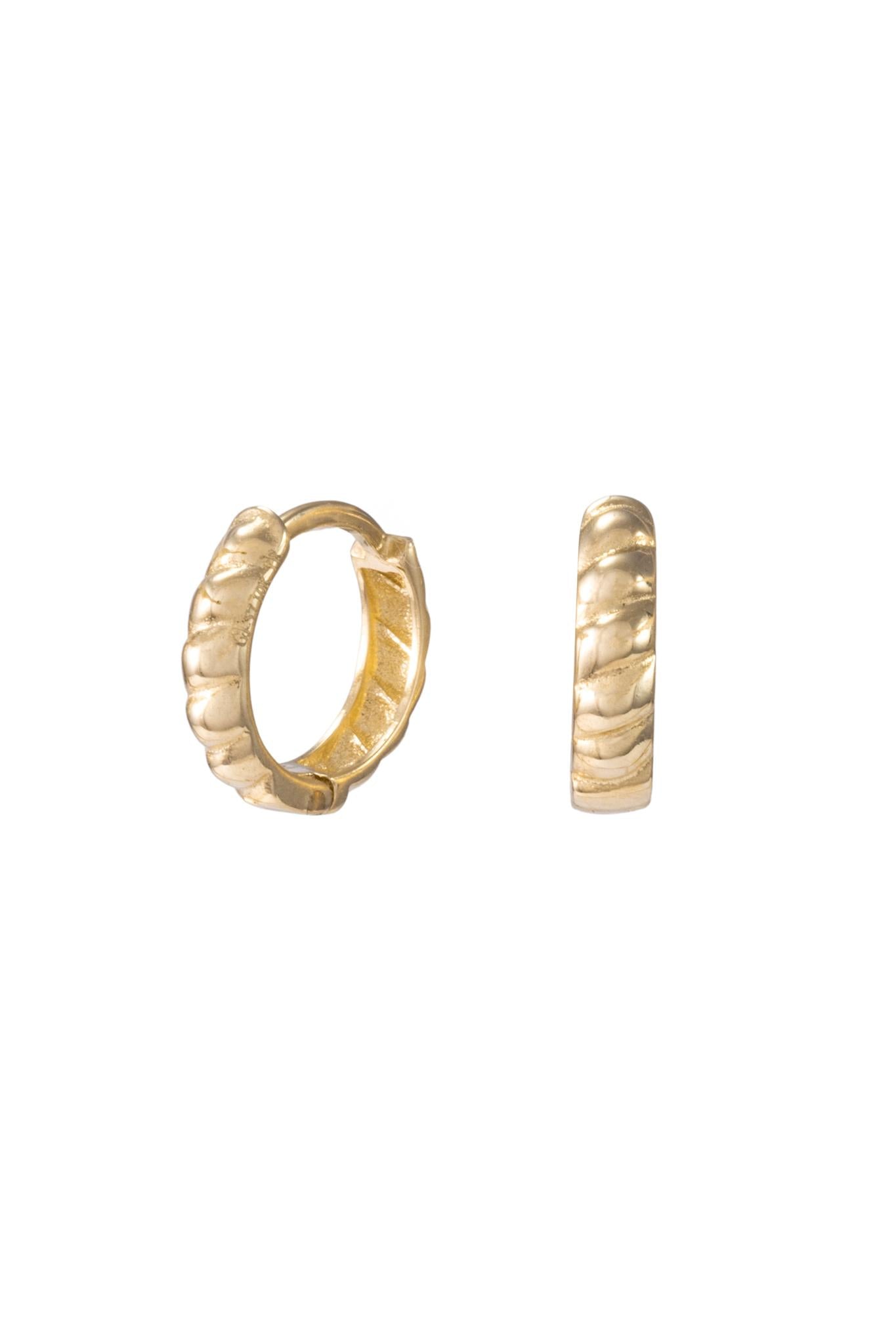 Huggie de oro sólido en 10 kilates con tejido de cuerda lisa en oro amarillo..png