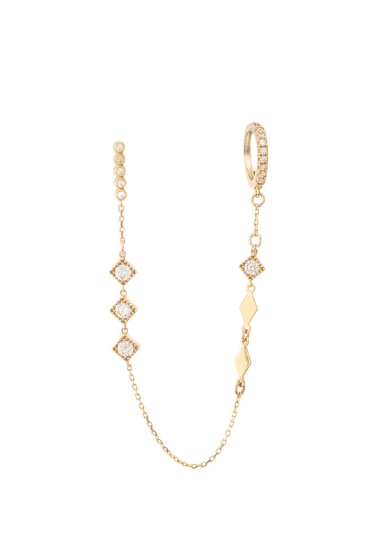 Huggie de oro solido en 10 kilates con un contorno de zirconia con una cadena colgando con zirconias cuadradas blancas y al finalizar un arete de bolitas de zirconias .png