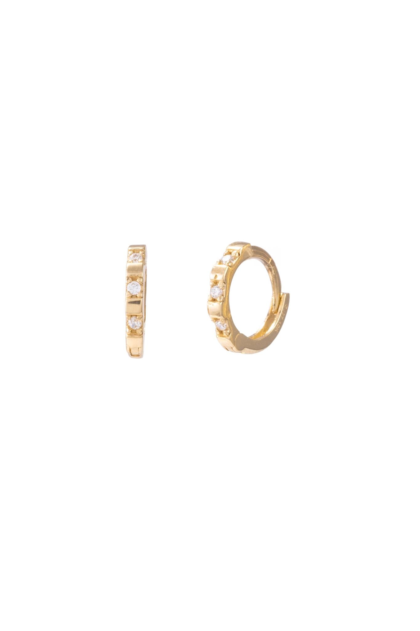 Huggie de oro sólido en 10 kilates con zirconia y cuadro liso intercalado..png