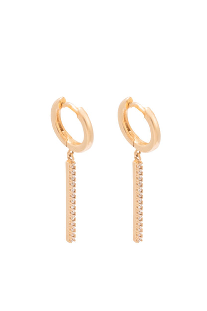 Huggie de oro sólido en 14 kilates con barra de zirconias colgante..png