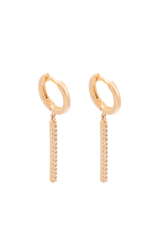 Huggie de oro sólido en 14 kilates con barra de zirconias colgante..png