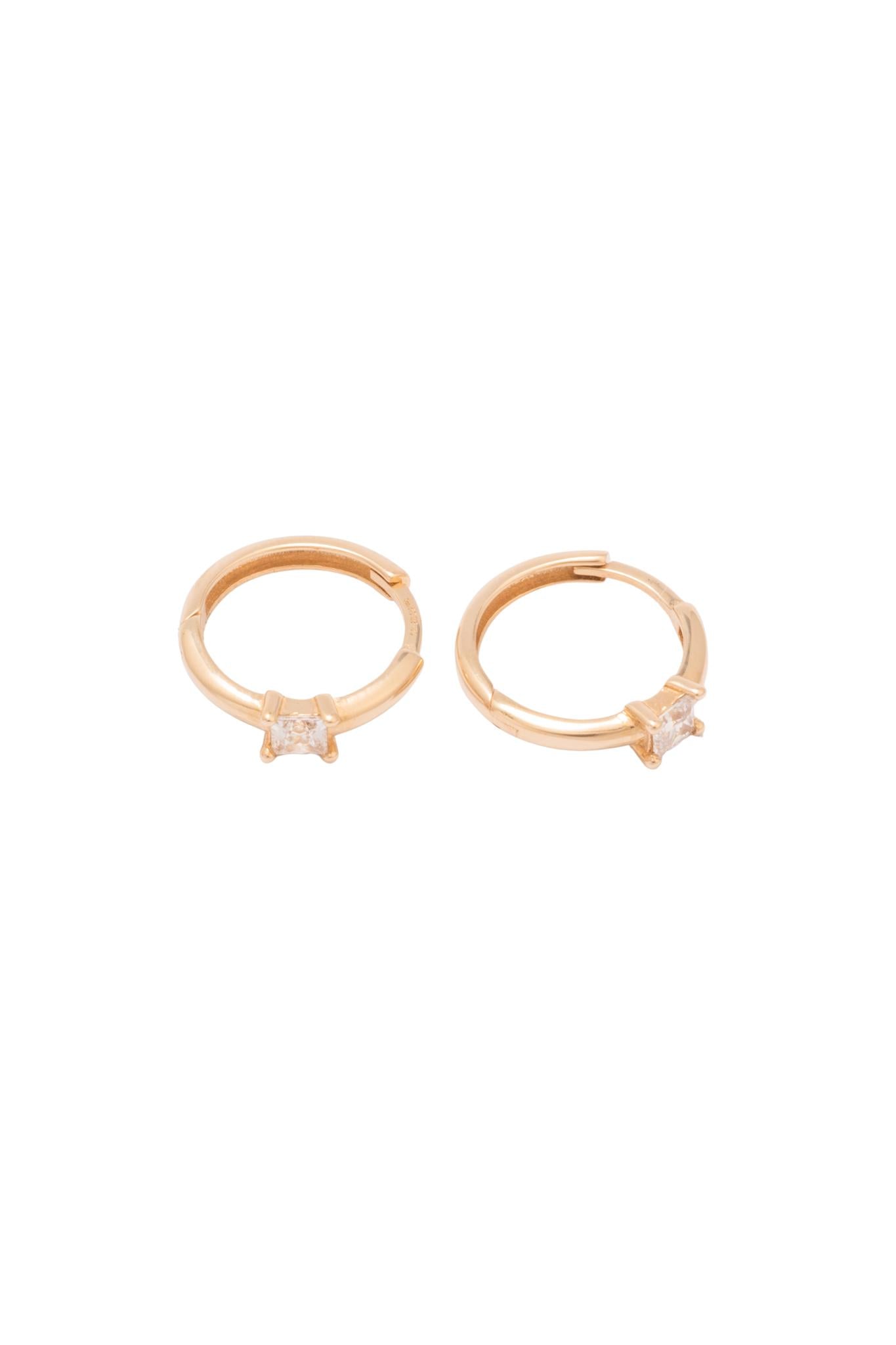 Huggie de oro sólido en 14 kilates con cuadro zirconia y liso..png