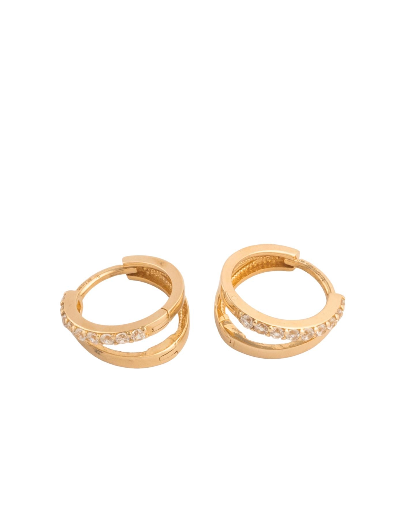 Huggie de oro sólido en 14 kilates con doble hilera oro amarillo y zirconias..png