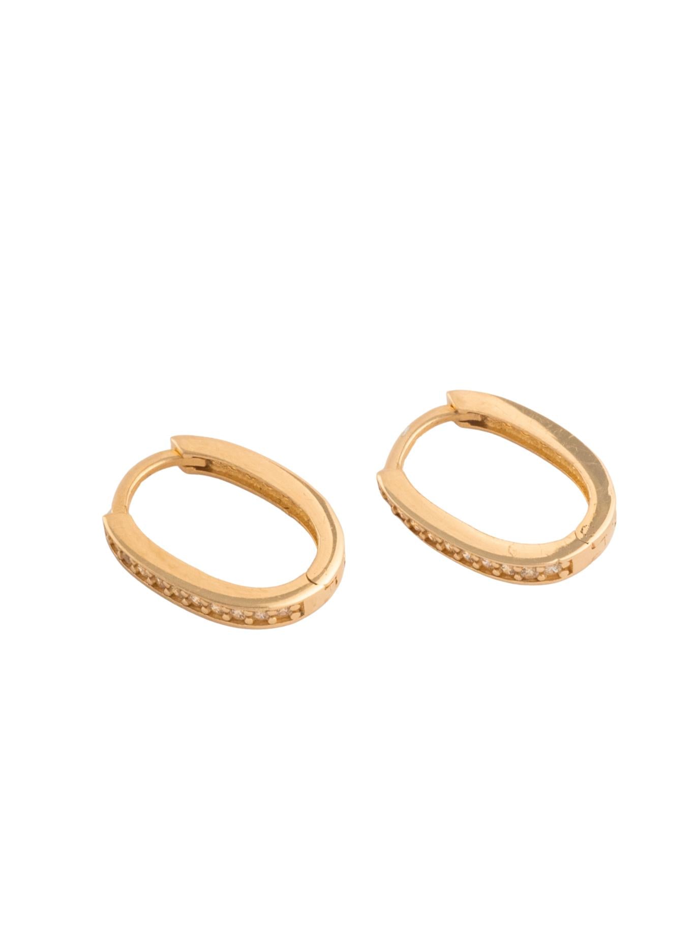 Huggie de oro sólido en 14 kilates con forma de óvalo de zirconias..png