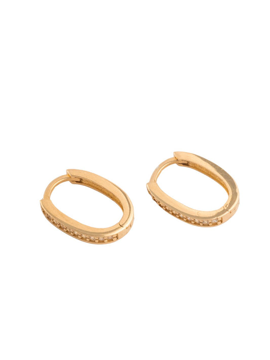 Huggie de oro sólido en 14 kilates con forma de óvalo de zirconias..png
