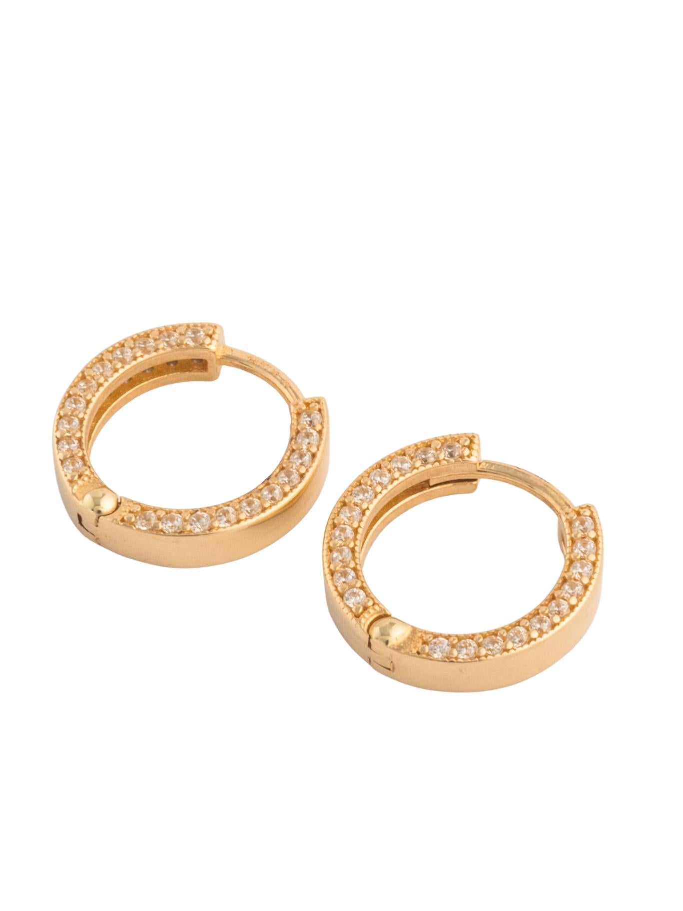 Huggie de oro sólido en 14 kilates con laterales de zirconias y centro liso..png