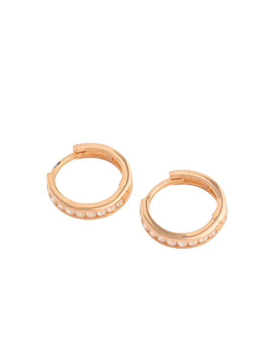 Huggie de oro sólido en 14 kilates con zirconias básico biseladas y mitad hueca oro amarillo..png