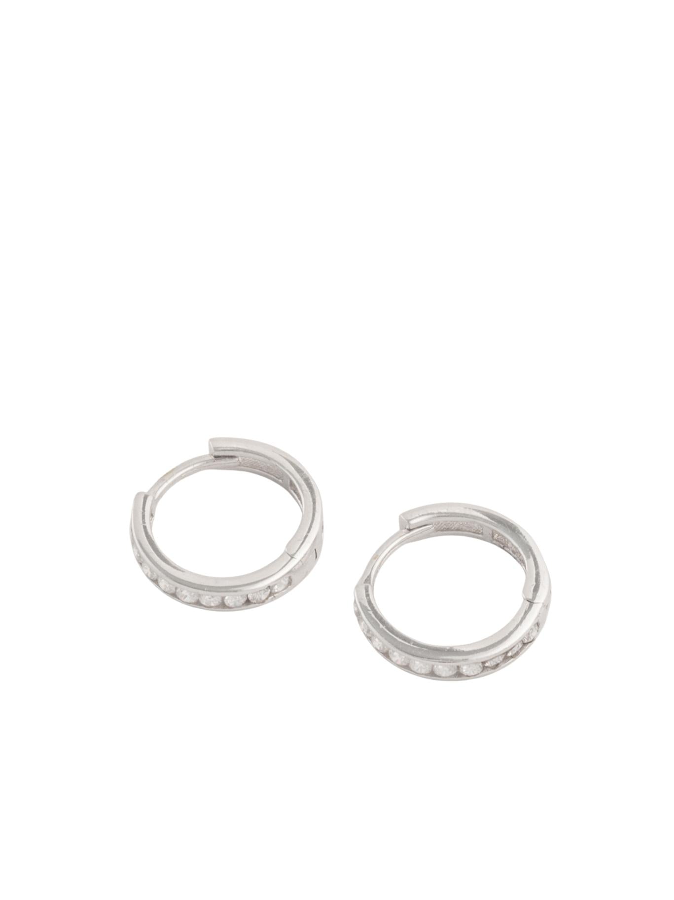 Huggie de oro sólido en 14 kilates con zirconias básico biseladas y mitad hueca oro blanco..png