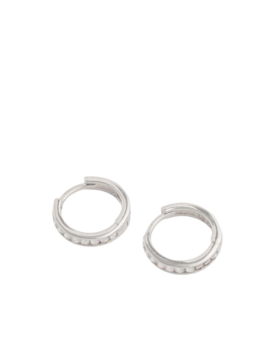 Huggie de oro sólido en 14 kilates con zirconias básico biseladas y mitad hueca oro blanco..png