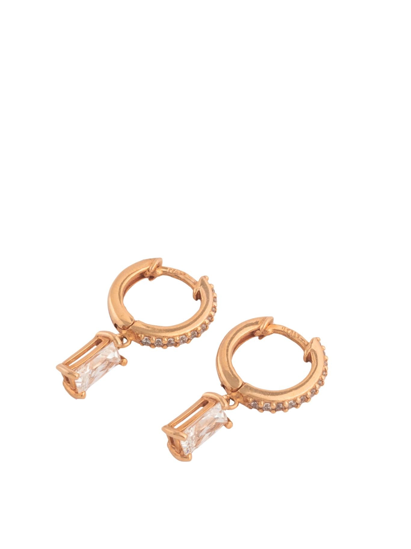 Huggie de oro sólido en 14 kilates con zirconias y zirconia rectangular en oro rosa..png