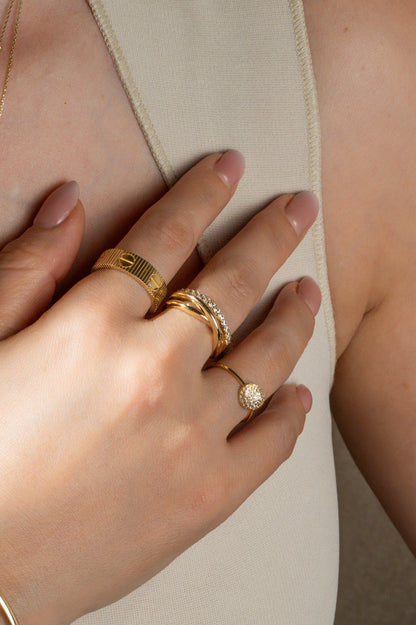 Anillo en 14 kilates con bolita central y zirconia