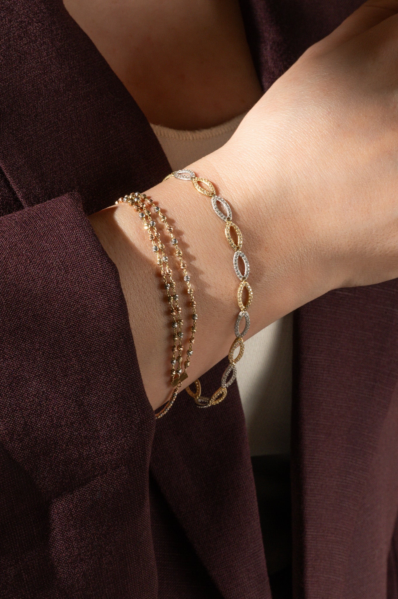 Pulsera en 10 kilates con semillas huecas y zirconias