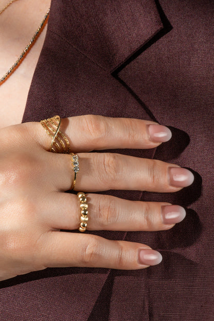 Anillo en 10 kilates con brazos ondulados y eslabones cuadrados