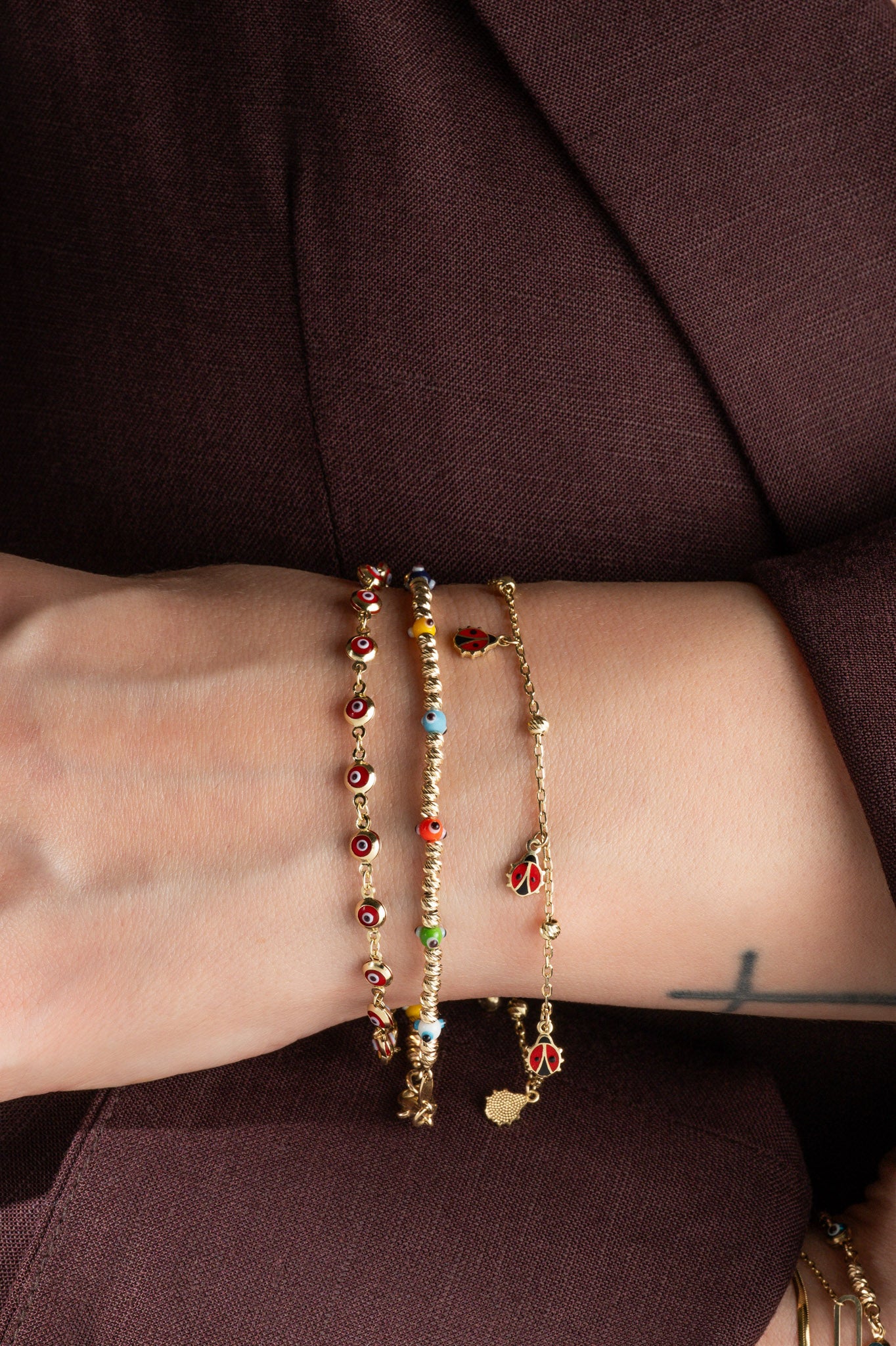 Pulsera en 10 kilates con ojitos rojos biselados