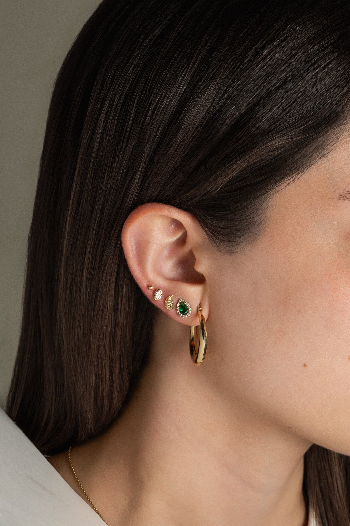 Arete en 10 kilates con gota verde y zirconias