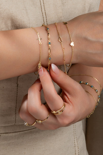 Pulsera en 10 kilates con corazones huecos y placa lisa