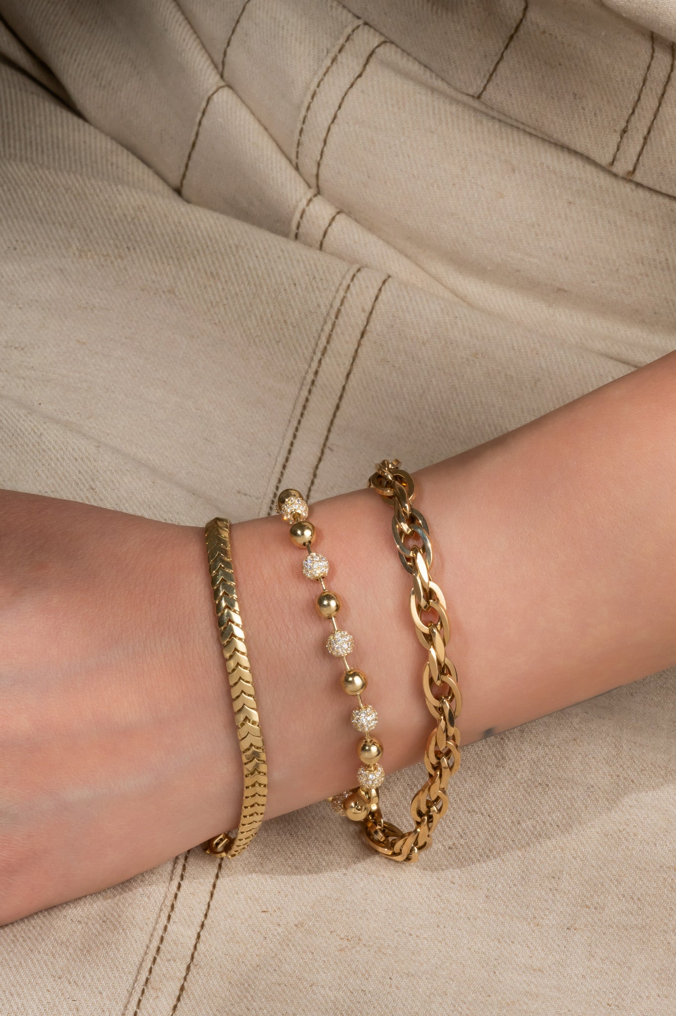 Pulsera en 10 kilates con eslabones torcidos tipo espiga