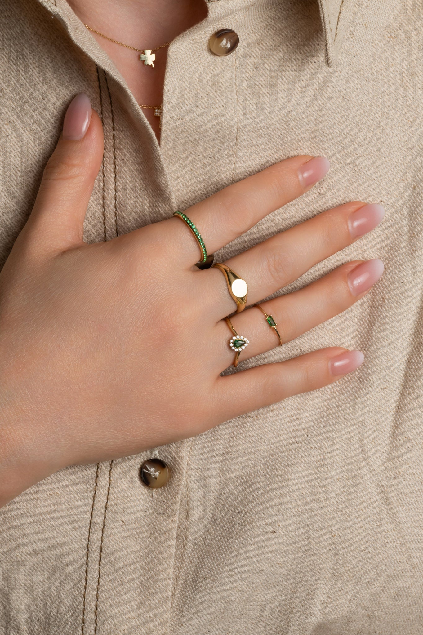 Anillo en 10 kilates con placa lisa circular para grabar