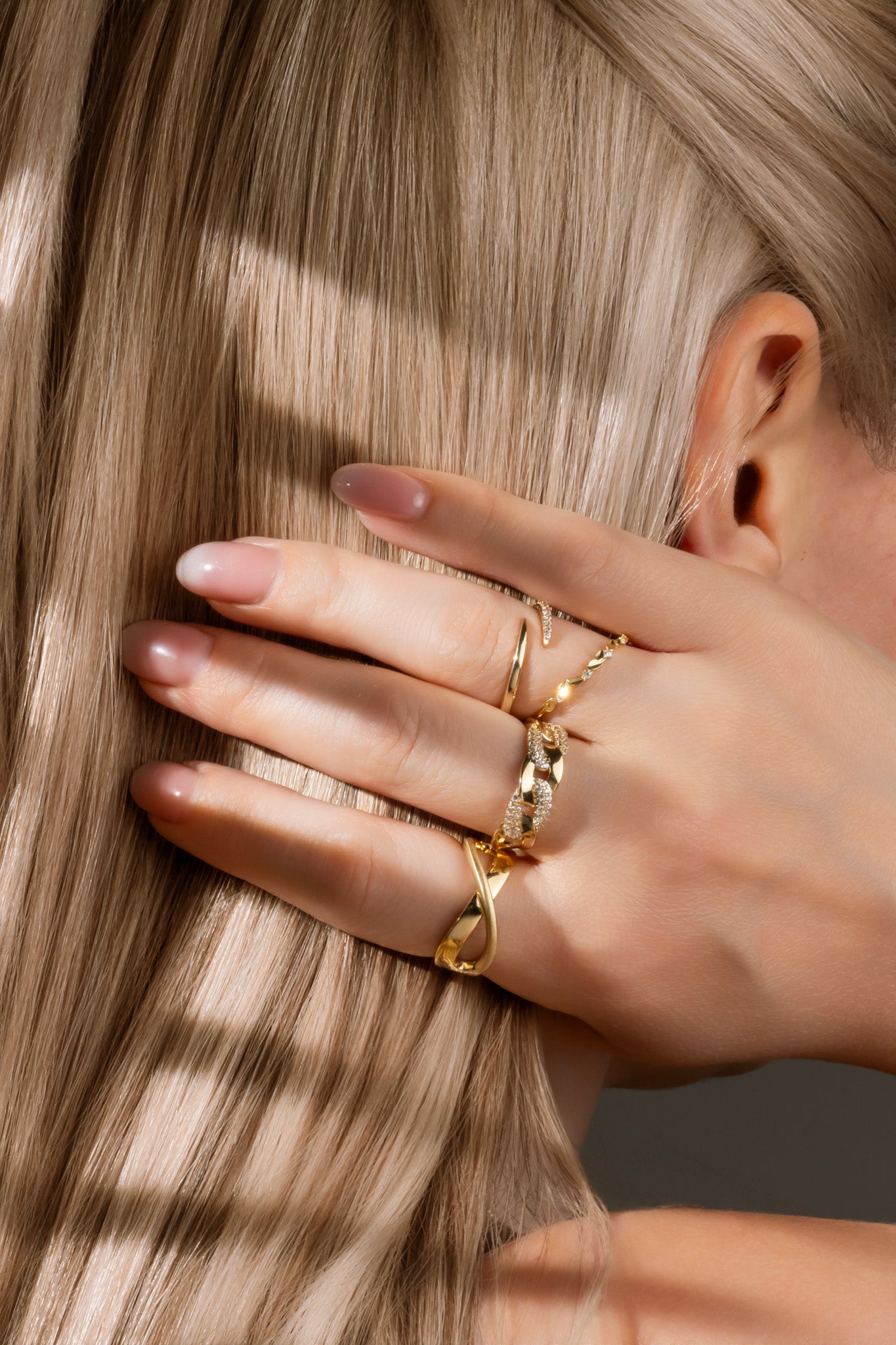 Anillo en 10 kilates con brazo doble liso y zirconias blancas en pico