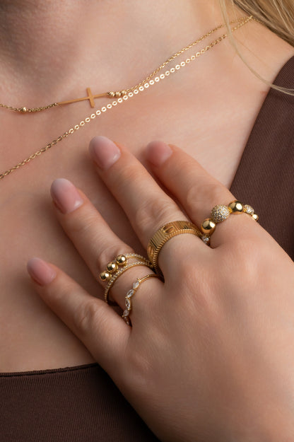 Anillo en 10 kilates con brazo doble de churumbelas y tres bolas lisas