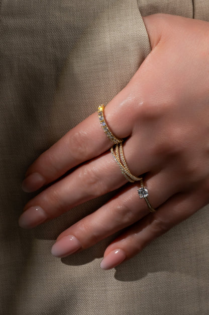 Anillo de compromiso en 10 kilates con media churumbela biselada y uñas en oro blanco