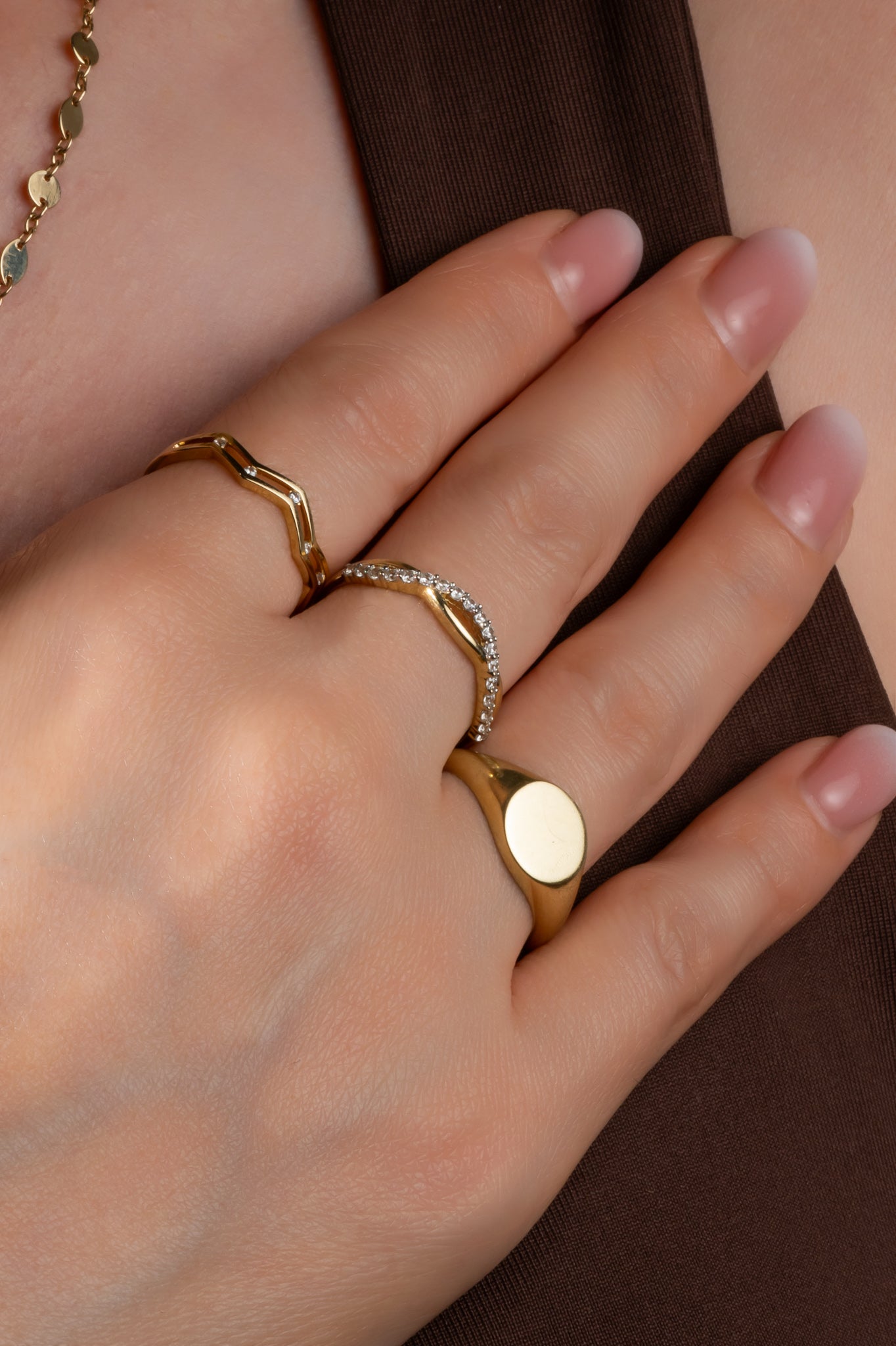 Anillo en 10 kilates con brazo zigzag y zirconias