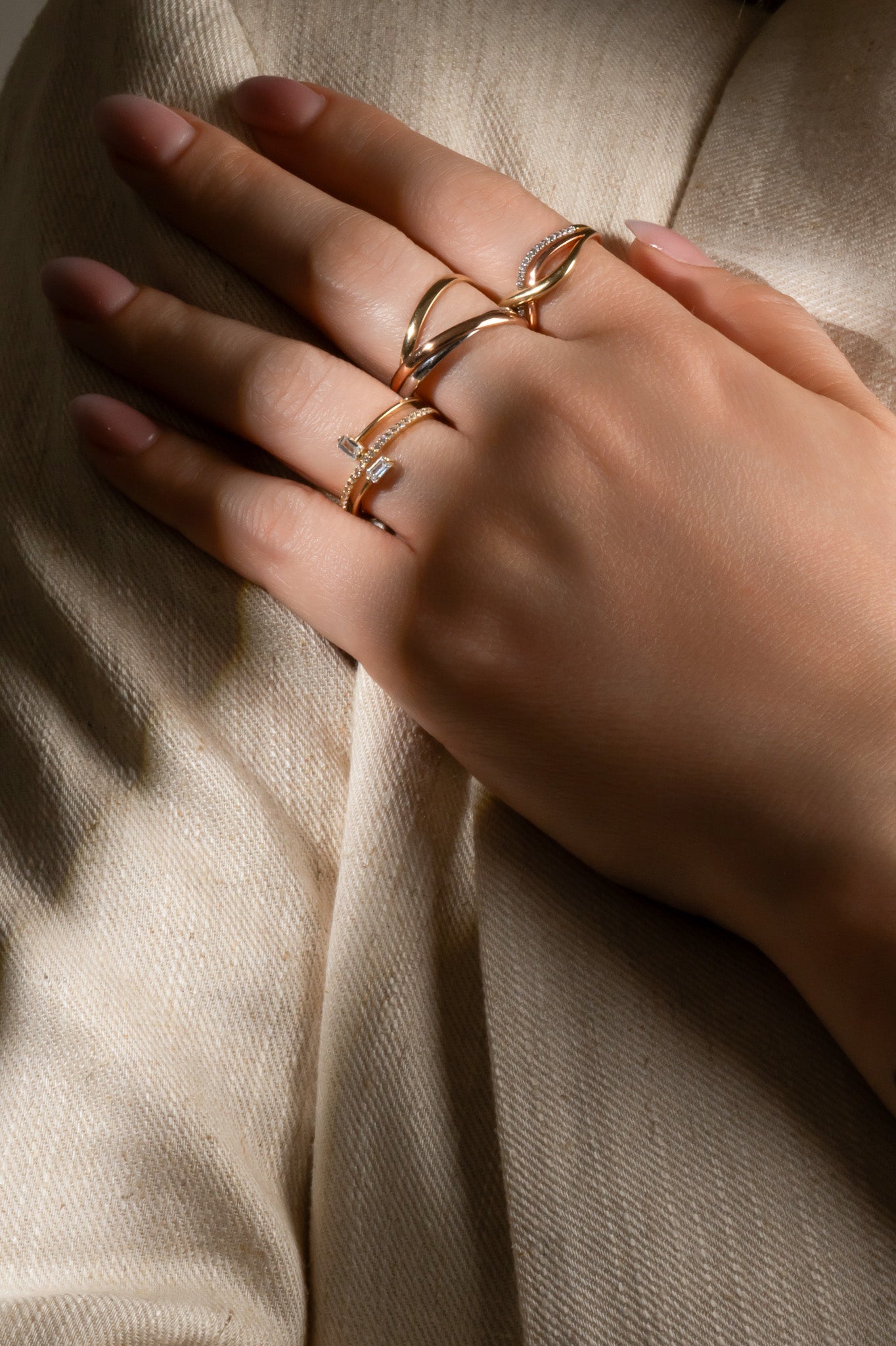 Anillo en 10 kilates con brazo triple y zirconias