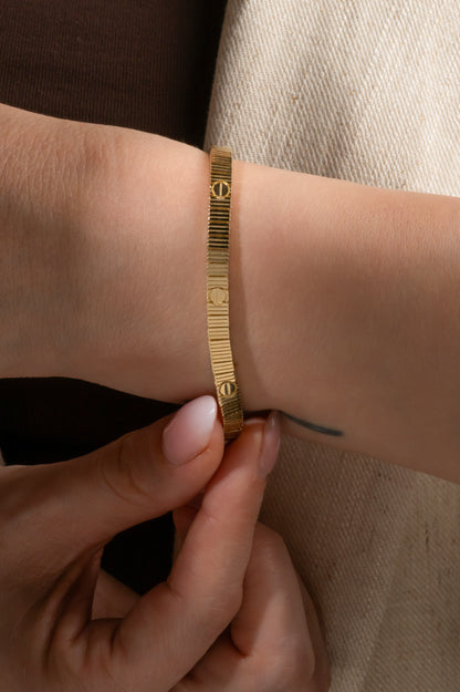Pulsera en 14 kilates con rayas y marcas de tornillo