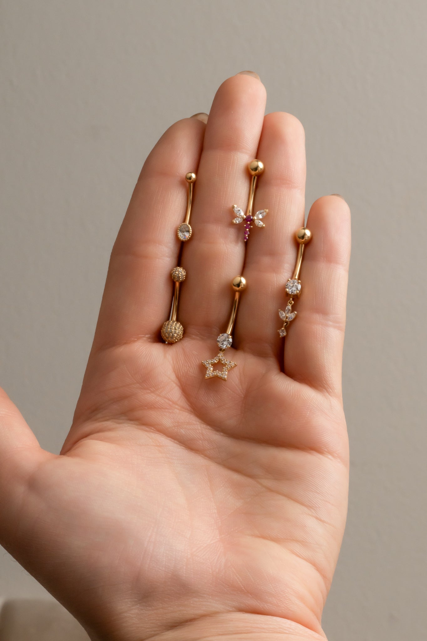 Arete ombligo en 14 kilates con zirconia colgante y pétalo de zirconia