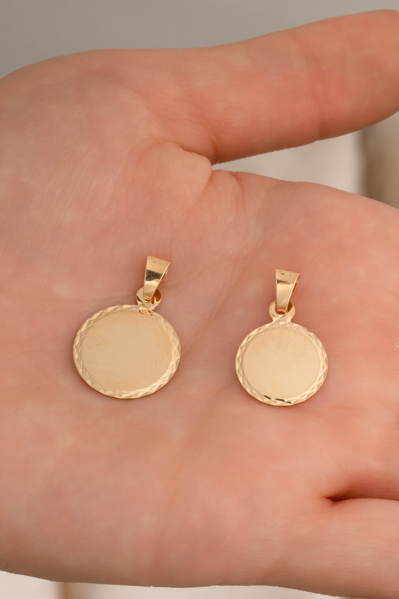 Dije en 10 kilates con placa circular diamantada chica