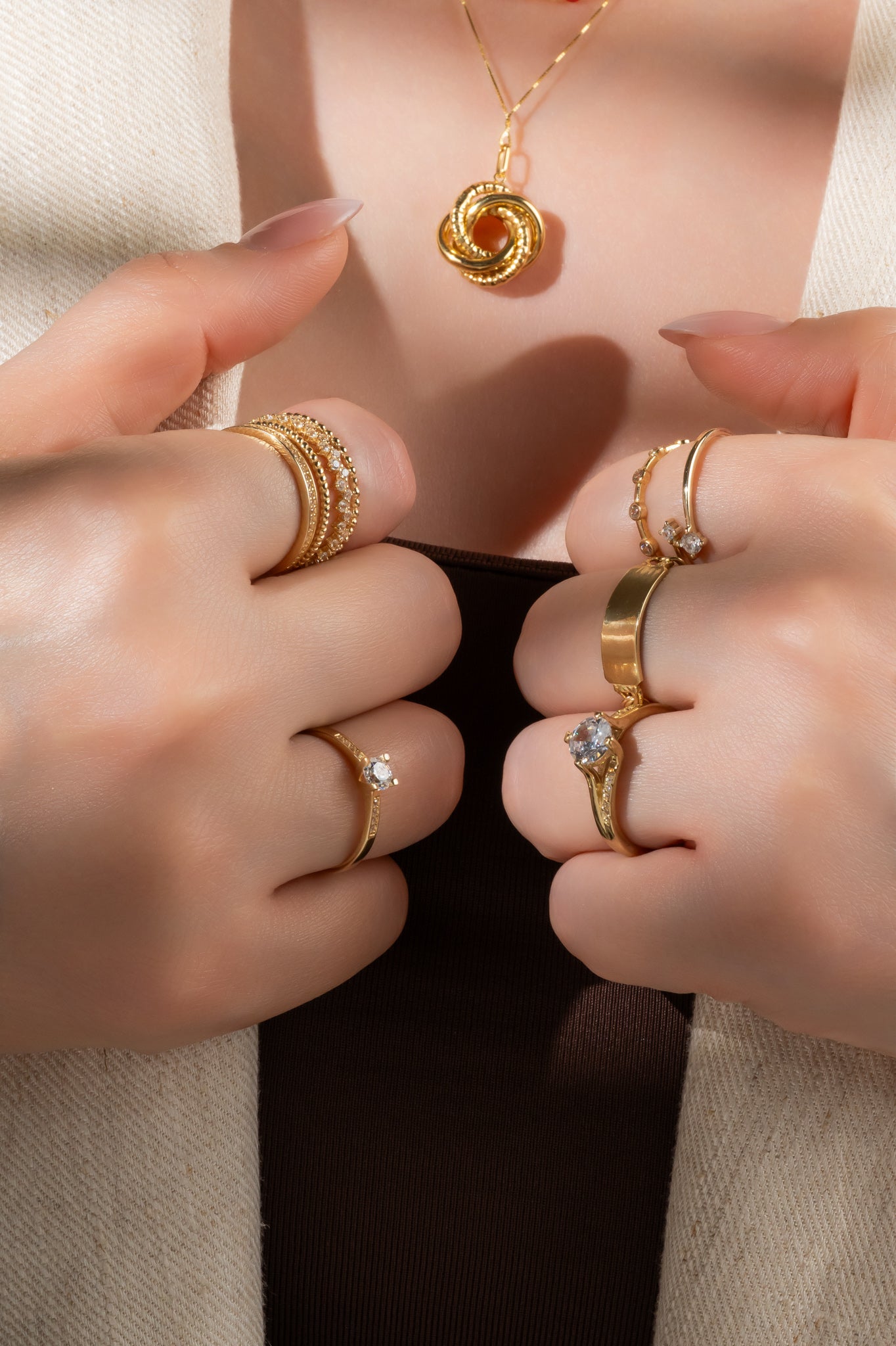 Anillo de compromiso en 10 kilates con brazo liso y zirconias laterales
