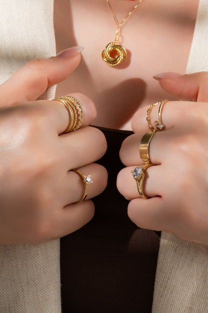 Anillo de compromiso en 10 kilates con brazo liso y zirconias laterales