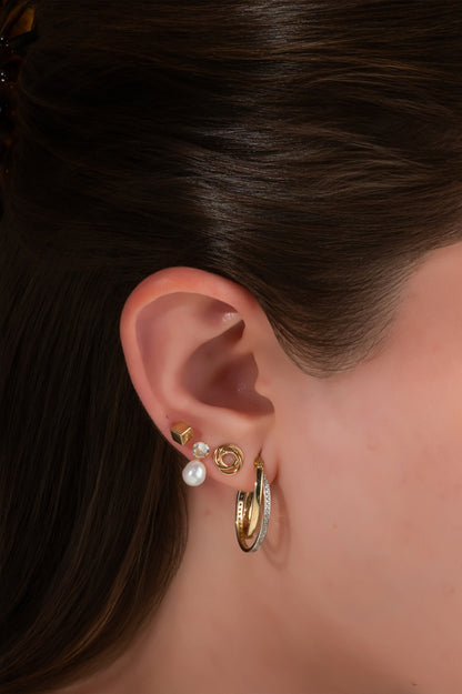 Arete en 10 kilates con cubo amarillo liso