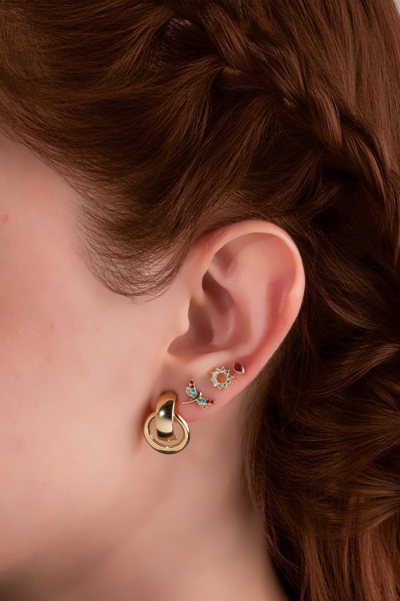 Arete en 10 kilates con libélula de zirconias de colores